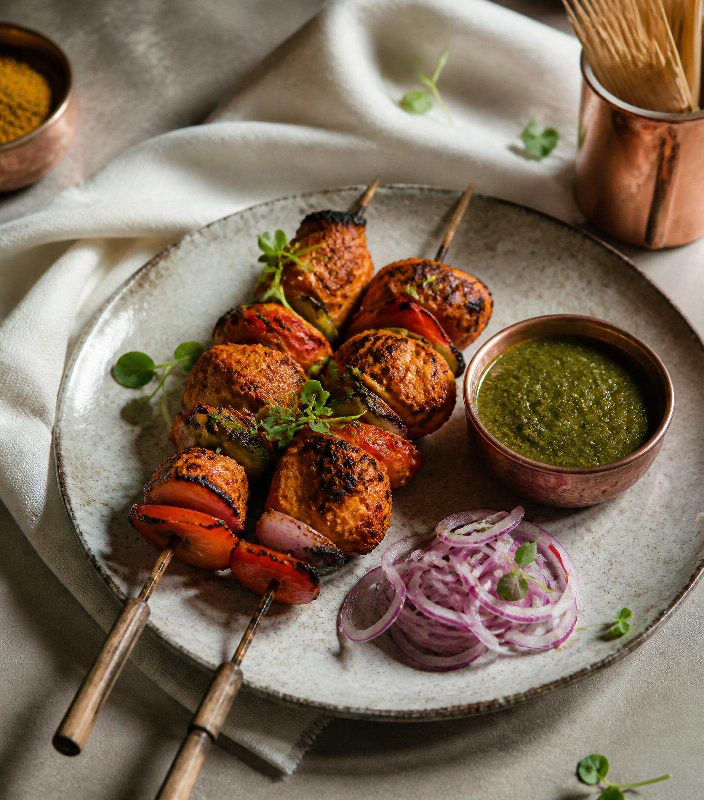Gegrillte Tandoori-Spieße mit Chutney und eingelegten Zwiebeln